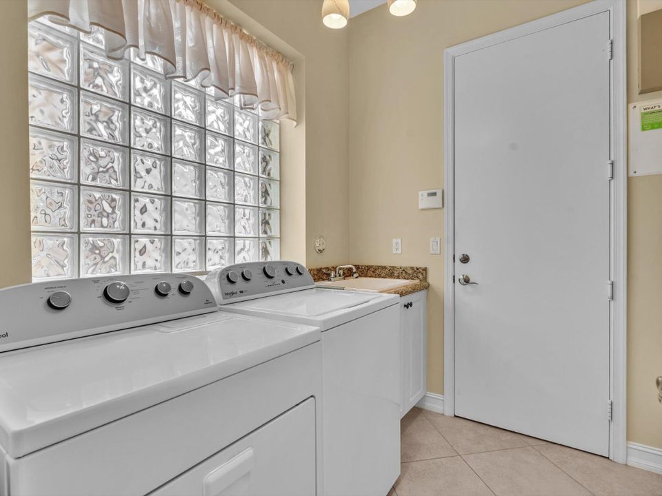 For Sale: $820,000 (3 beds, 2 baths, 2744 Square Feet)