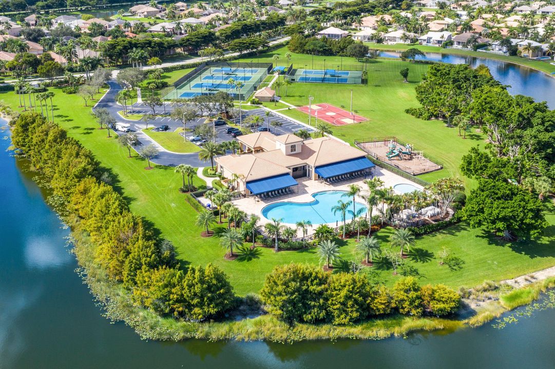 For Sale: $1,595,000 (4 beds, 3 baths, 3815 Square Feet)