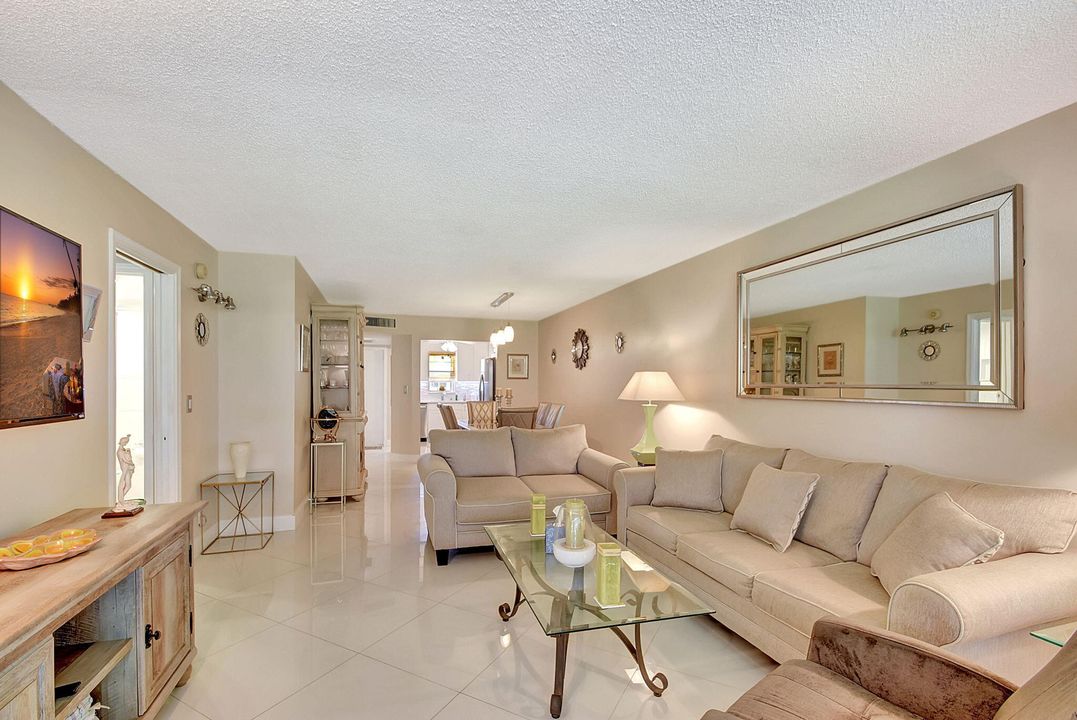 For Sale: $315,000 (2 beds, 2 baths, 908 Square Feet)