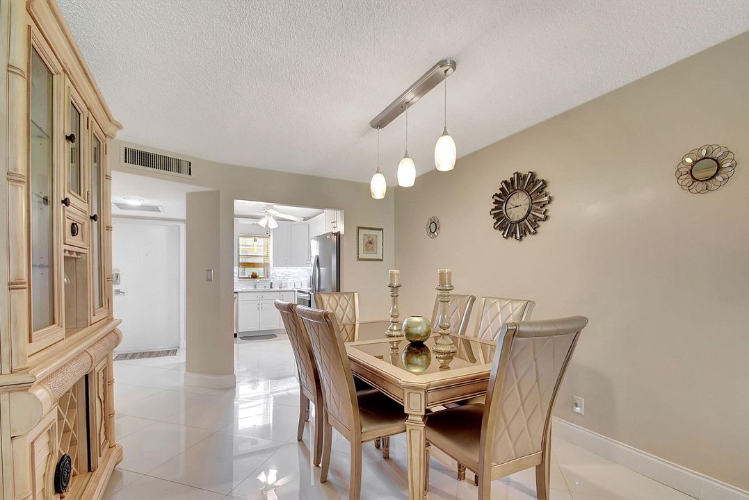 For Sale: $315,000 (2 beds, 2 baths, 908 Square Feet)