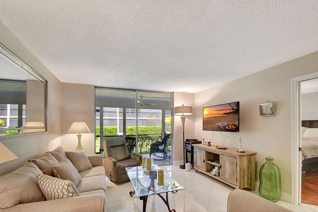 For Sale: $315,000 (2 beds, 2 baths, 908 Square Feet)