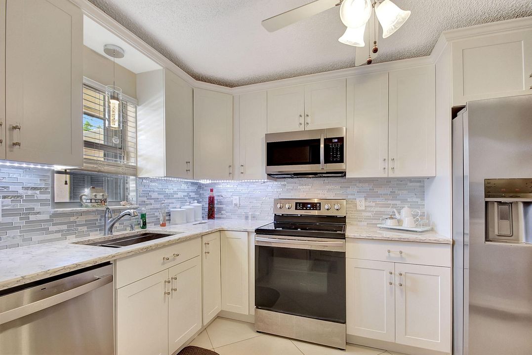 For Sale: $315,000 (2 beds, 2 baths, 908 Square Feet)