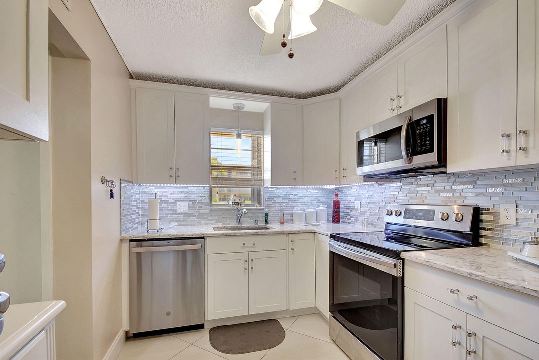For Sale: $315,000 (2 beds, 2 baths, 908 Square Feet)