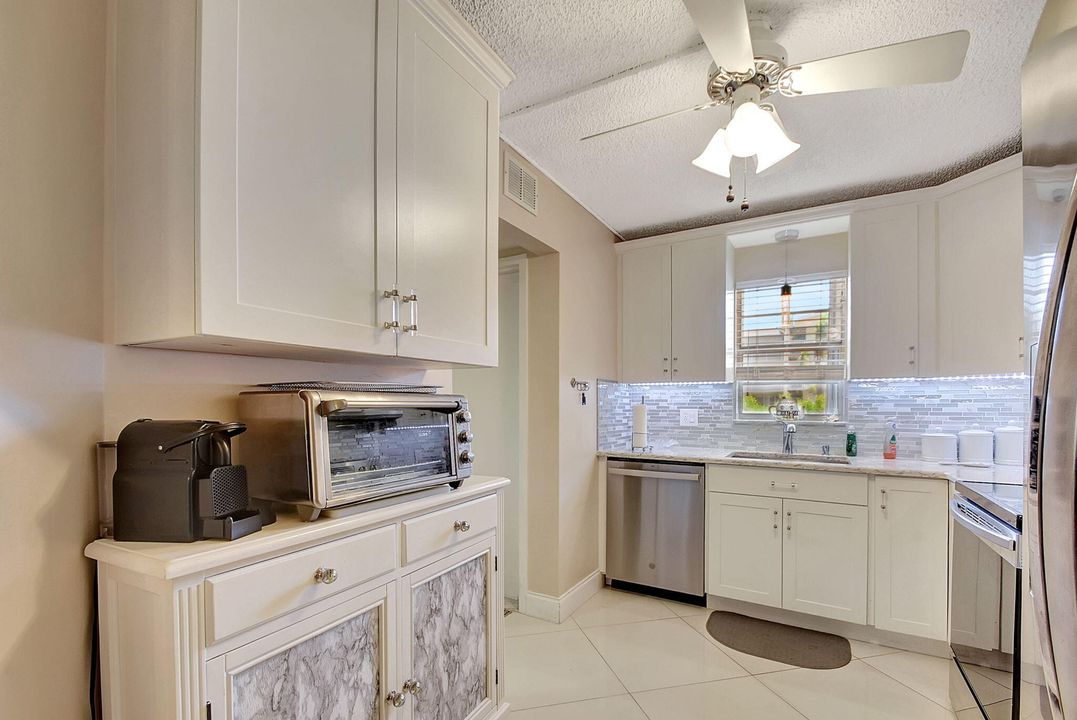 For Sale: $315,000 (2 beds, 2 baths, 908 Square Feet)