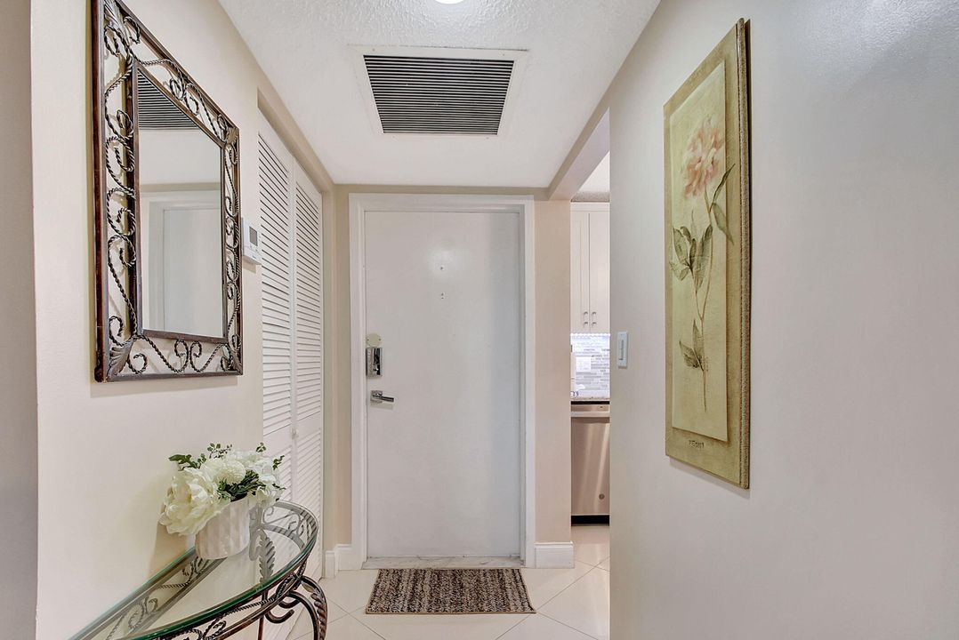 For Sale: $315,000 (2 beds, 2 baths, 908 Square Feet)