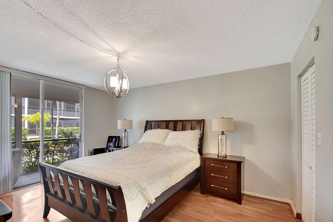 For Sale: $315,000 (2 beds, 2 baths, 908 Square Feet)