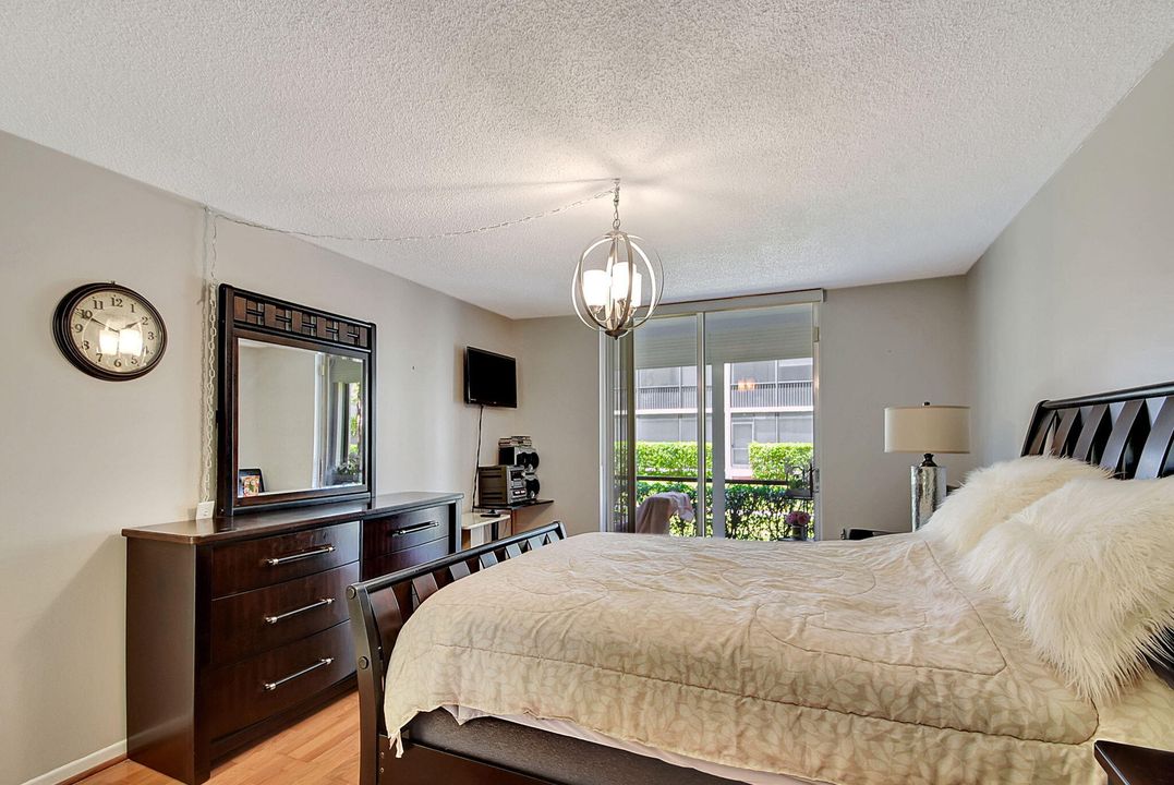 For Sale: $315,000 (2 beds, 2 baths, 908 Square Feet)