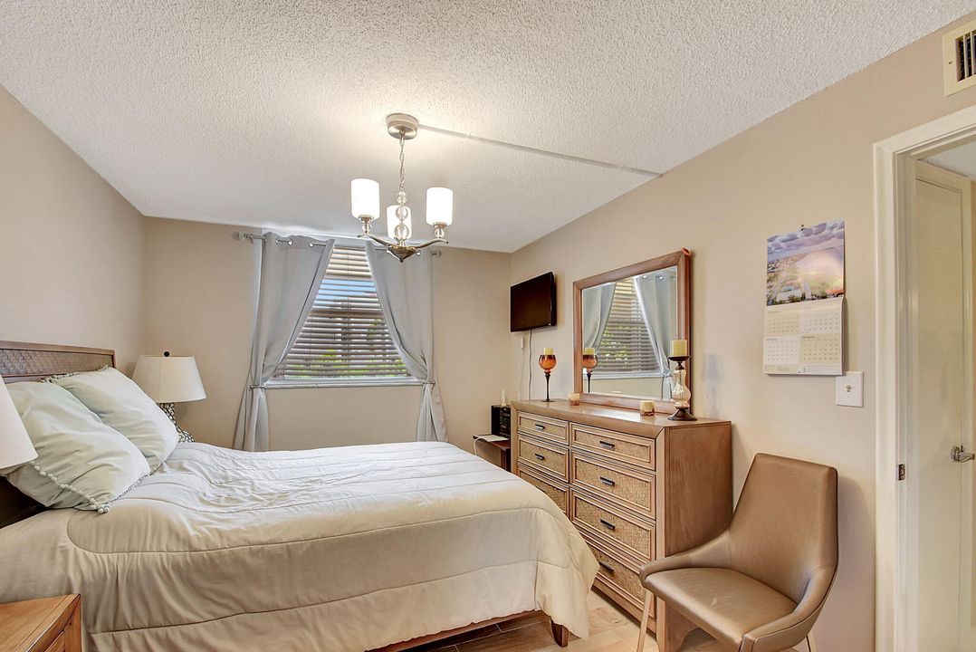 For Sale: $315,000 (2 beds, 2 baths, 908 Square Feet)