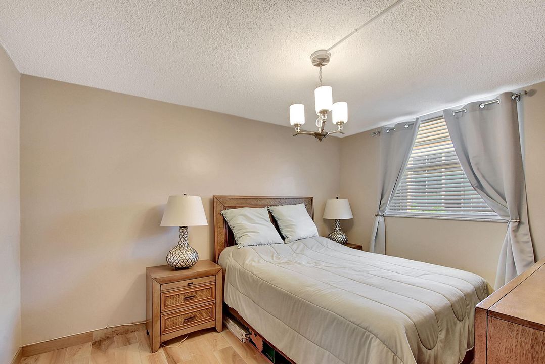 For Sale: $315,000 (2 beds, 2 baths, 908 Square Feet)