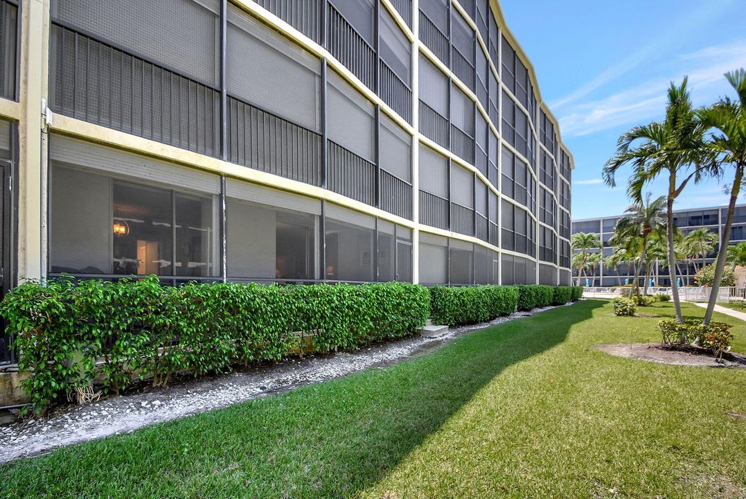 For Sale: $315,000 (2 beds, 2 baths, 908 Square Feet)