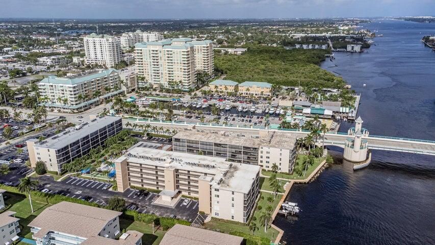 For Sale: $315,000 (2 beds, 2 baths, 908 Square Feet)