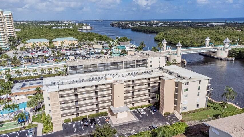 For Sale: $315,000 (2 beds, 2 baths, 908 Square Feet)