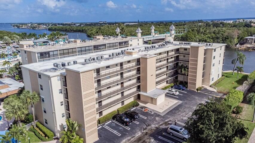 For Sale: $315,000 (2 beds, 2 baths, 908 Square Feet)