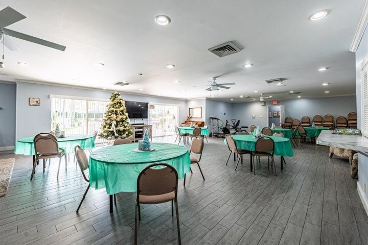 For Sale: $315,000 (2 beds, 2 baths, 908 Square Feet)