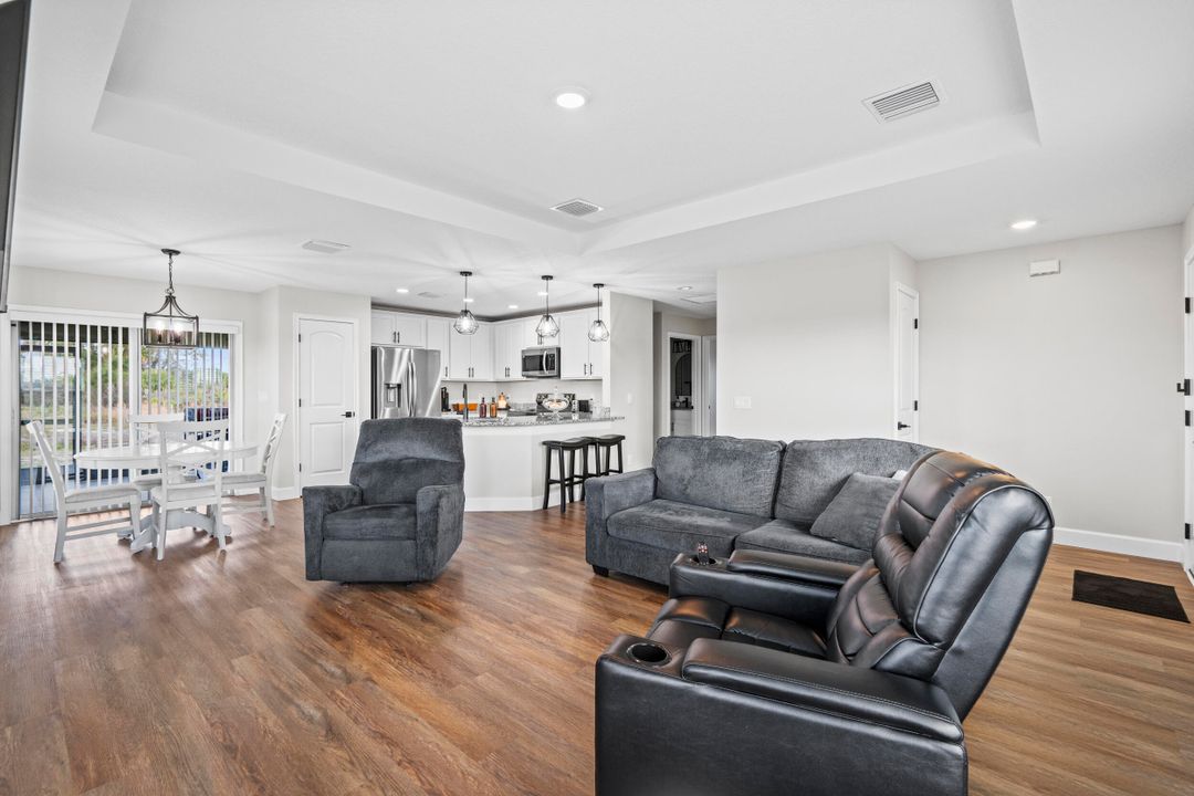 For Sale: $389,900 (3 beds, 2 baths, 1472 Square Feet)