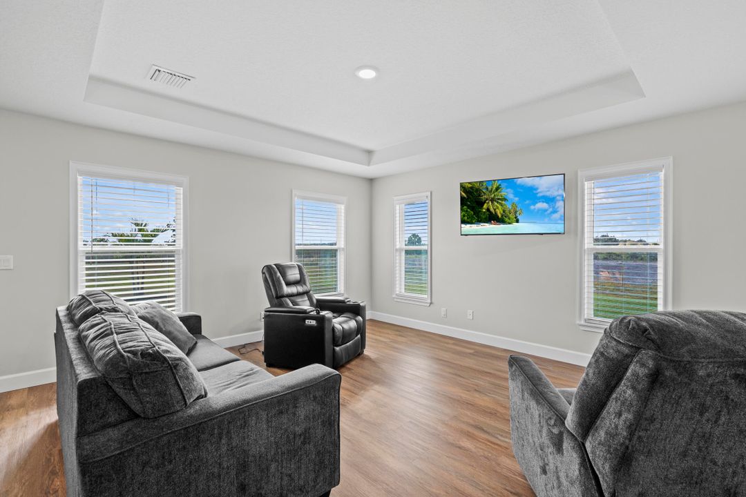 For Sale: $389,900 (3 beds, 2 baths, 1472 Square Feet)