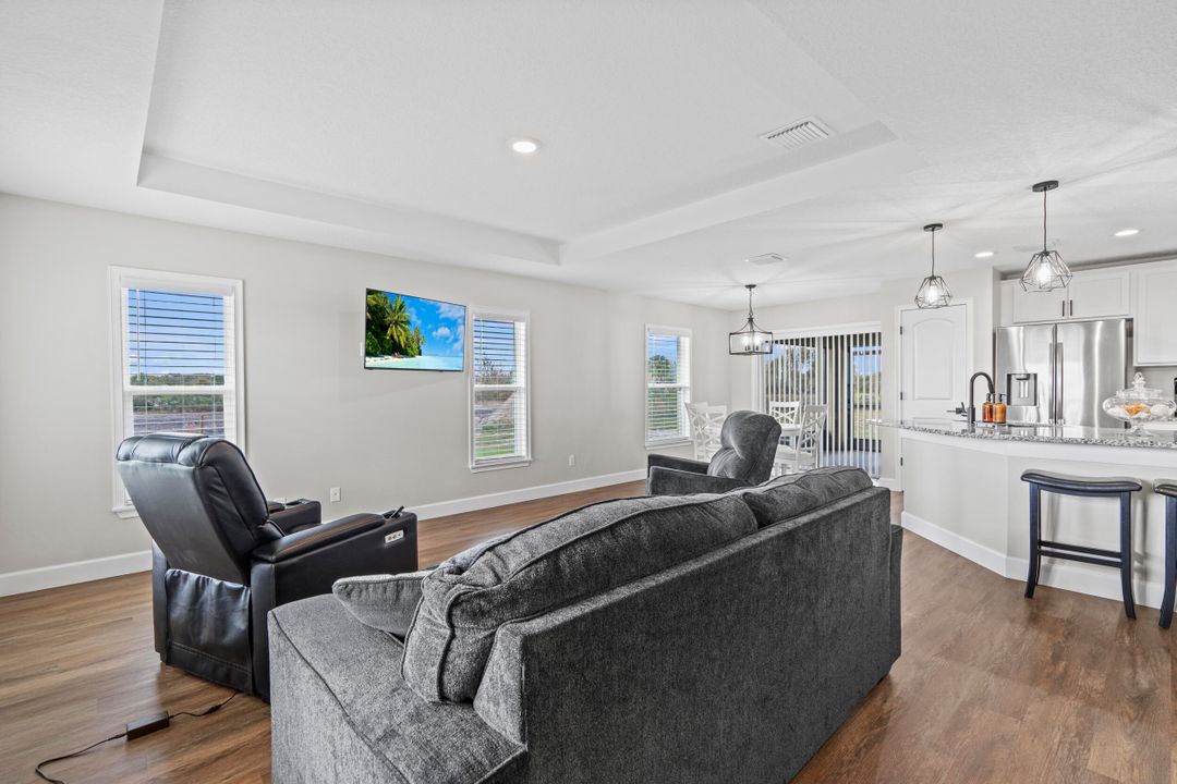 For Sale: $389,900 (3 beds, 2 baths, 1472 Square Feet)