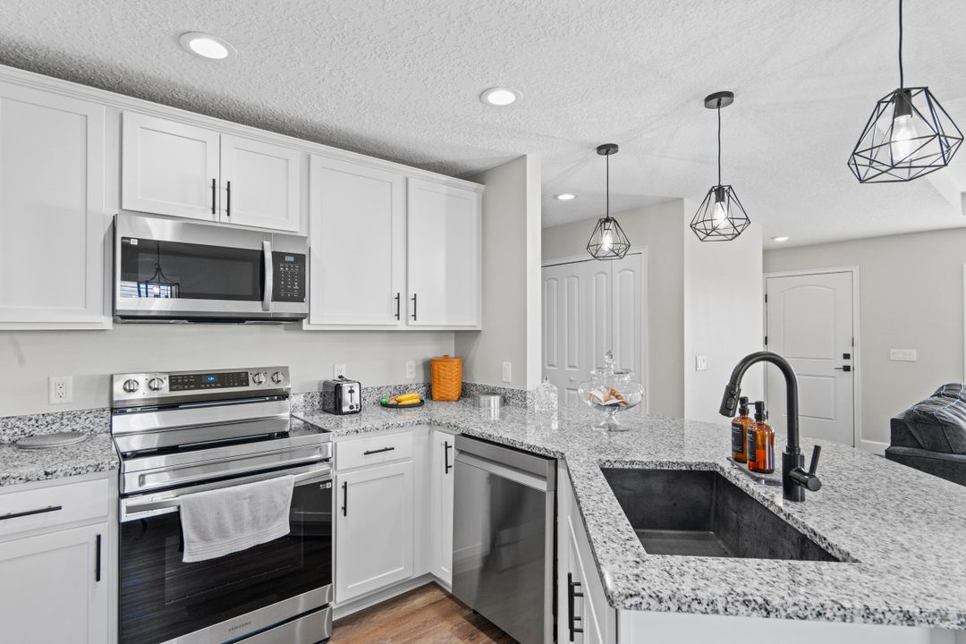 For Sale: $389,900 (3 beds, 2 baths, 1472 Square Feet)