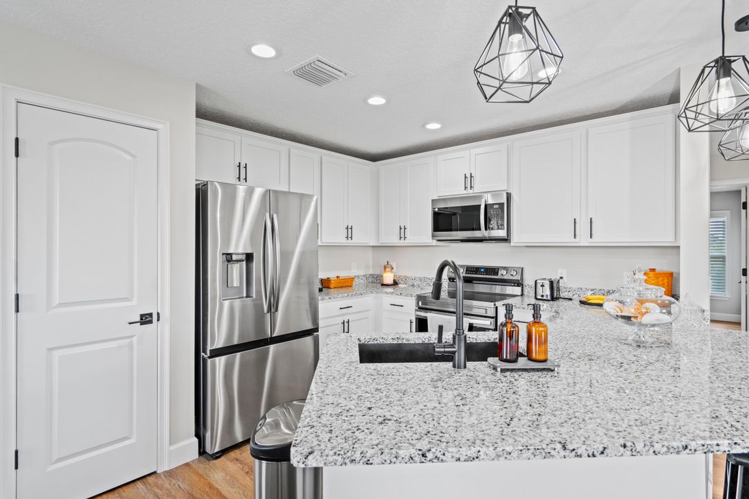 For Sale: $389,900 (3 beds, 2 baths, 1472 Square Feet)