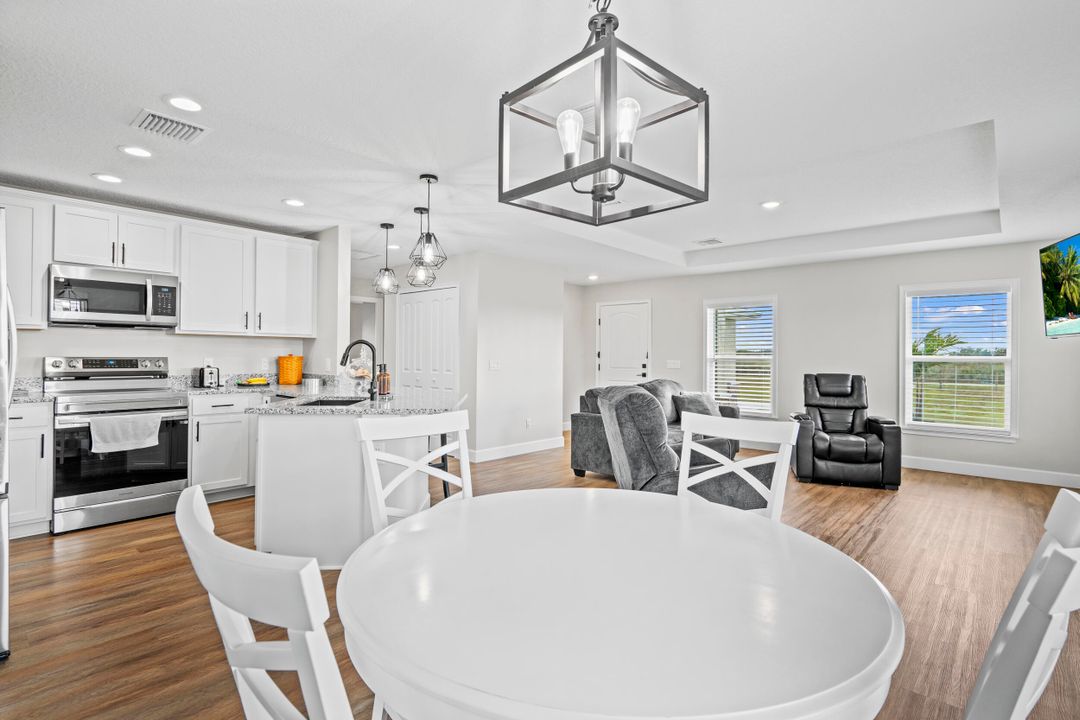 For Sale: $389,900 (3 beds, 2 baths, 1472 Square Feet)