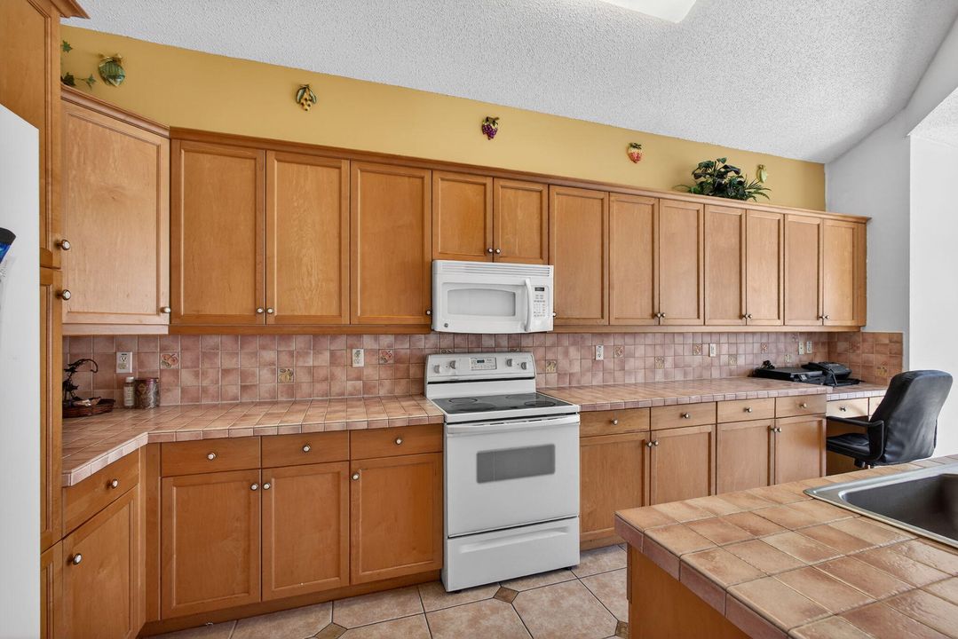 En Venta: $650,000 (4 camas, 3 baños, 3037 Pies cuadrados)