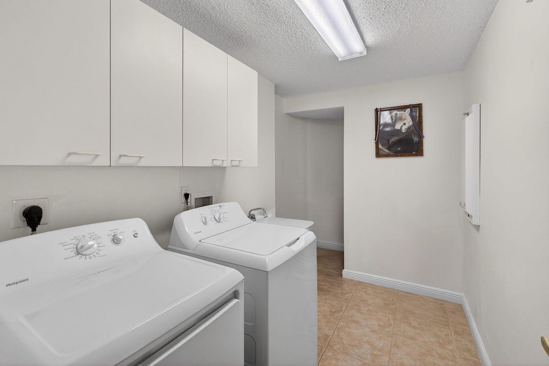 En Venta: $650,000 (4 camas, 3 baños, 3037 Pies cuadrados)