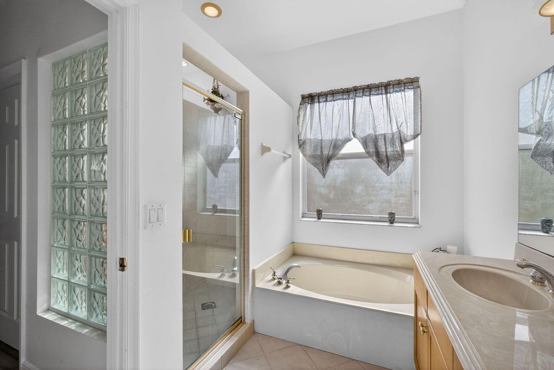 En Venta: $650,000 (4 camas, 3 baños, 3037 Pies cuadrados)