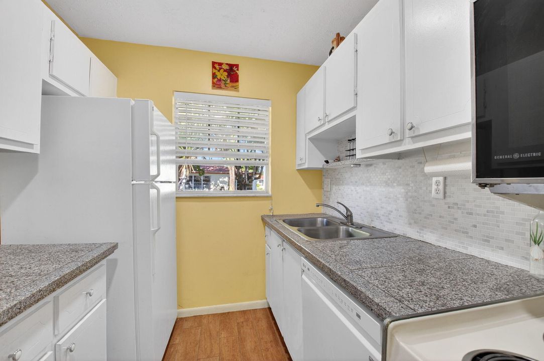 На продажу: $120,000 (1 спален, 2 ванн, 1080 Квадратных фут)