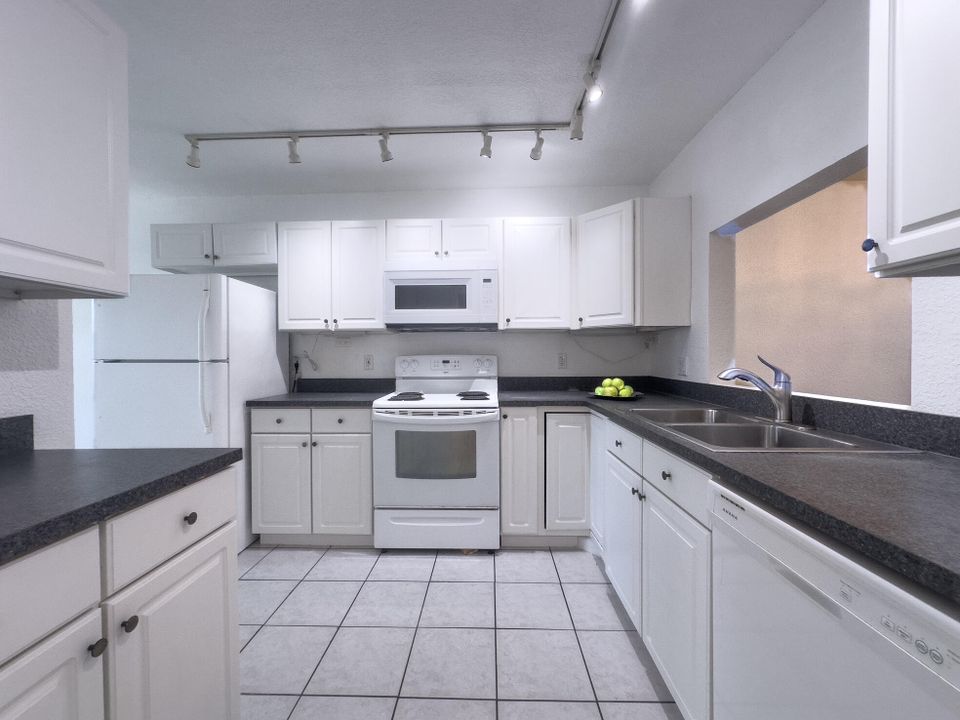 For Sale: $289,900 (2 beds, 2 baths, 1348 Square Feet)