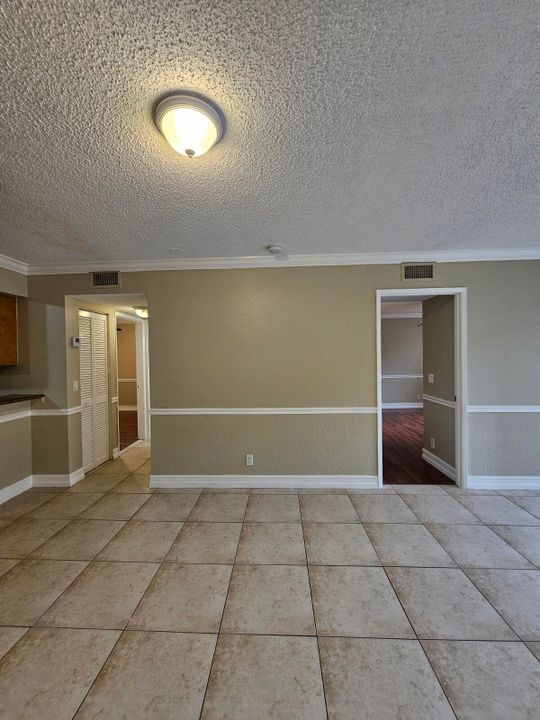 For Rent: $1,900 (2 beds, 2 baths, 916 Square Feet)