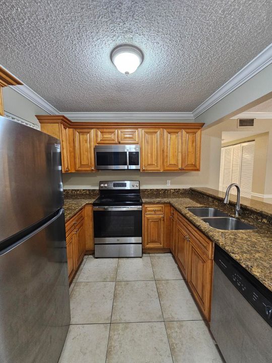 For Rent: $1,900 (2 beds, 2 baths, 916 Square Feet)