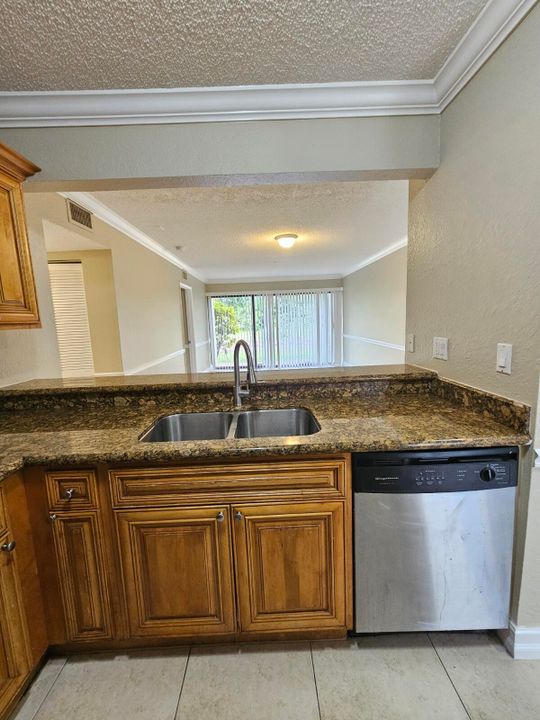 For Rent: $1,900 (2 beds, 2 baths, 916 Square Feet)