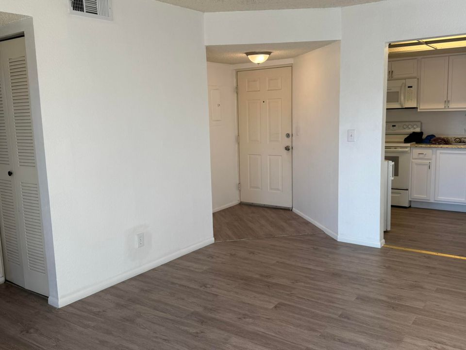 For Rent: $1,950 (3 beds, 2 baths, 921 Square Feet)