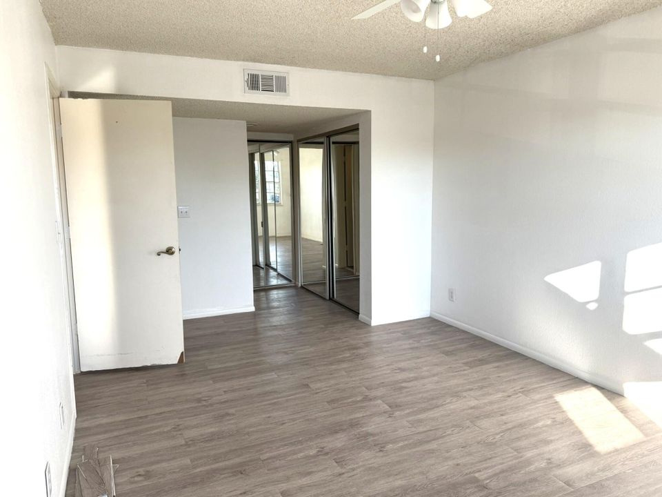 For Rent: $1,950 (3 beds, 2 baths, 921 Square Feet)