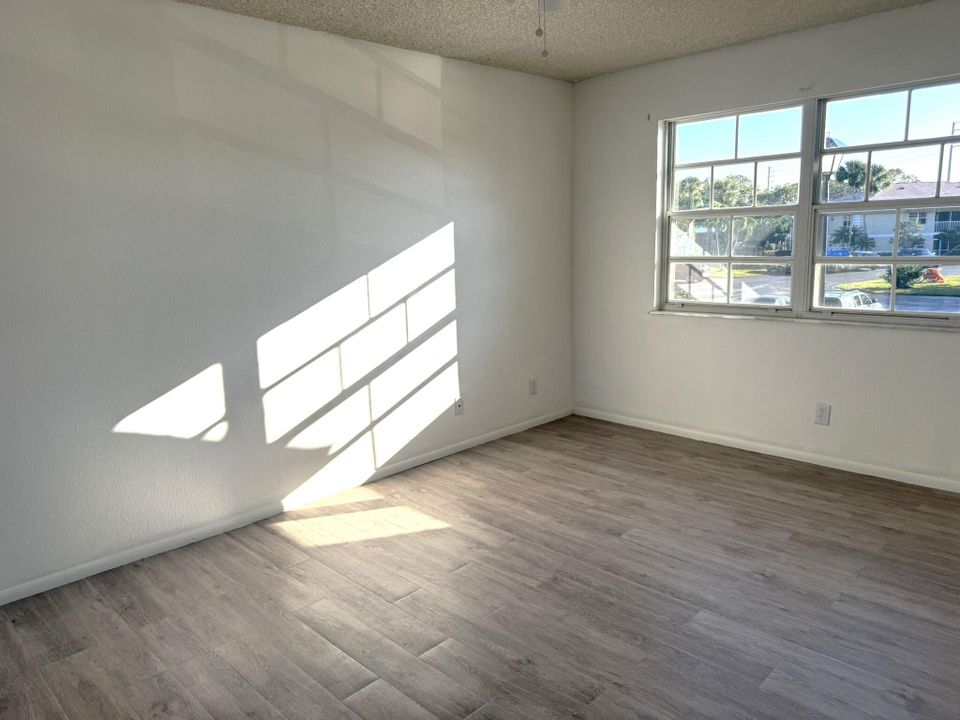 For Rent: $1,950 (3 beds, 2 baths, 921 Square Feet)