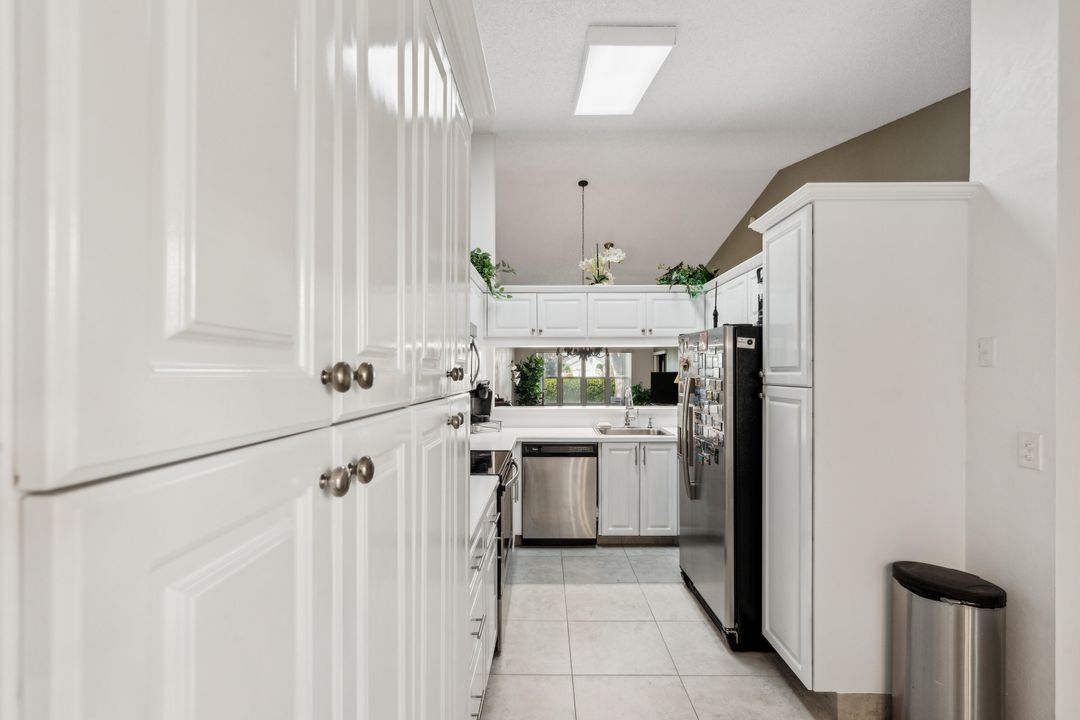 待售: $309,000 (2 贝兹, 2 浴室, 1216 平方英尺)