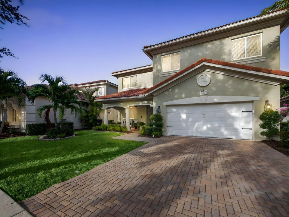 For Sale: $825,000 (4 beds, 2 baths, 3006 Square Feet)