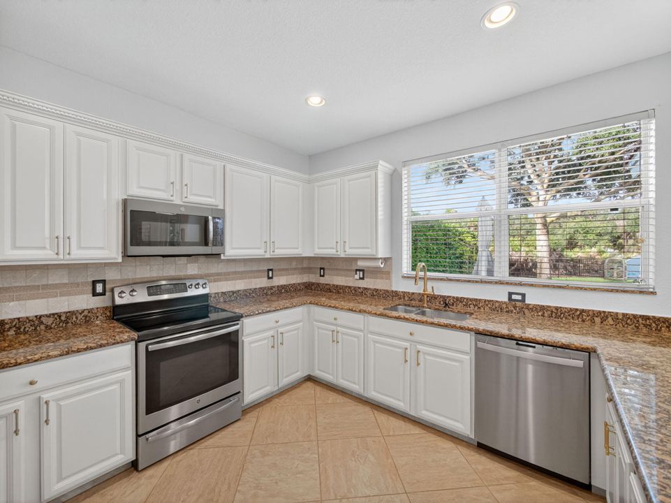 For Sale: $825,000 (4 beds, 2 baths, 3006 Square Feet)