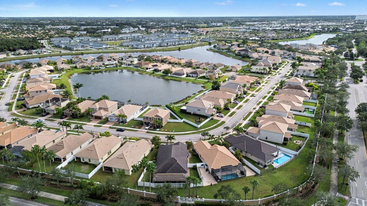 На продажу: $455,000 (2 спален, 2 ванн, 2024 Квадратных фут)