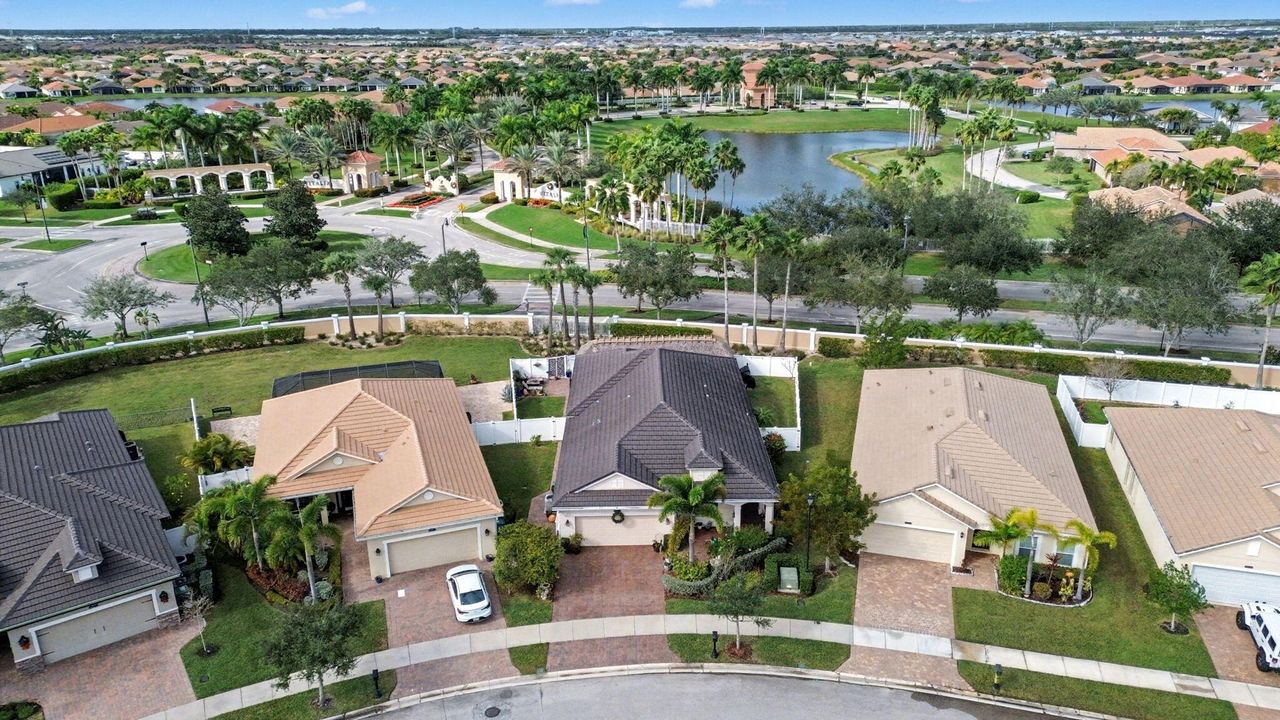 На продажу: $455,000 (2 спален, 2 ванн, 2024 Квадратных фут)