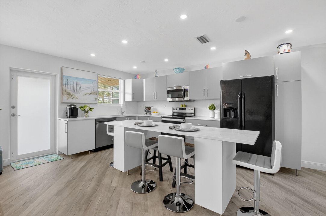 待售: $289,000 (1 贝兹, 1 浴室, 670 平方英尺)