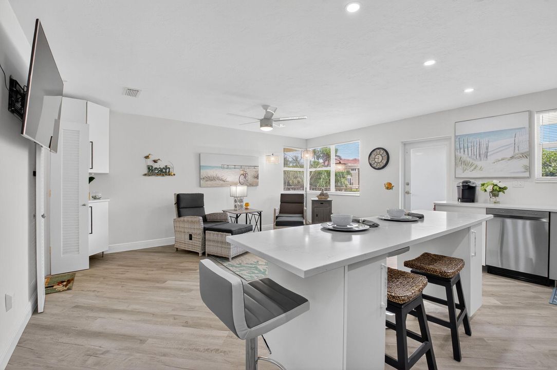 待售: $289,000 (1 贝兹, 1 浴室, 670 平方英尺)