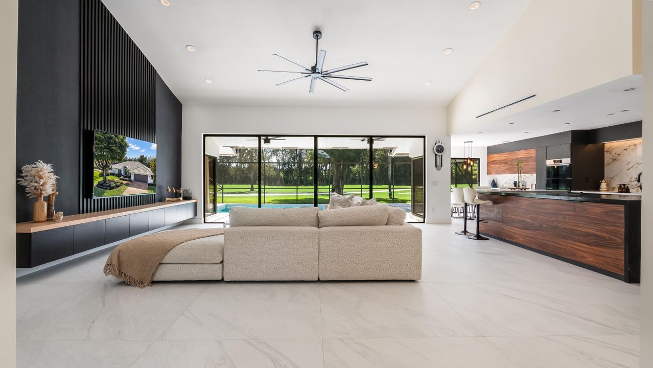 合同活跃: $1,000,000 (3 贝兹, 2 浴室, 2505 平方英尺)