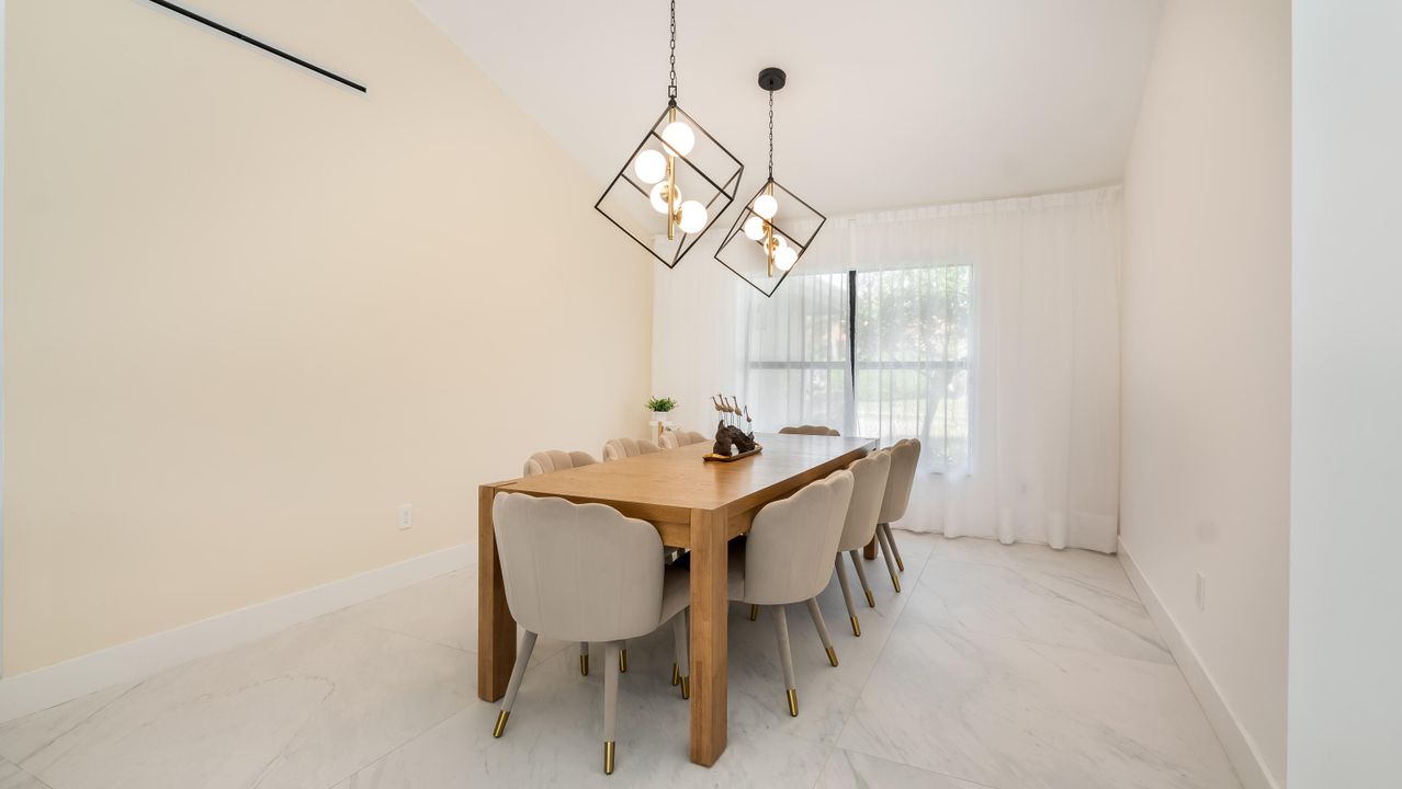 合同活跃: $1,000,000 (3 贝兹, 2 浴室, 2505 平方英尺)