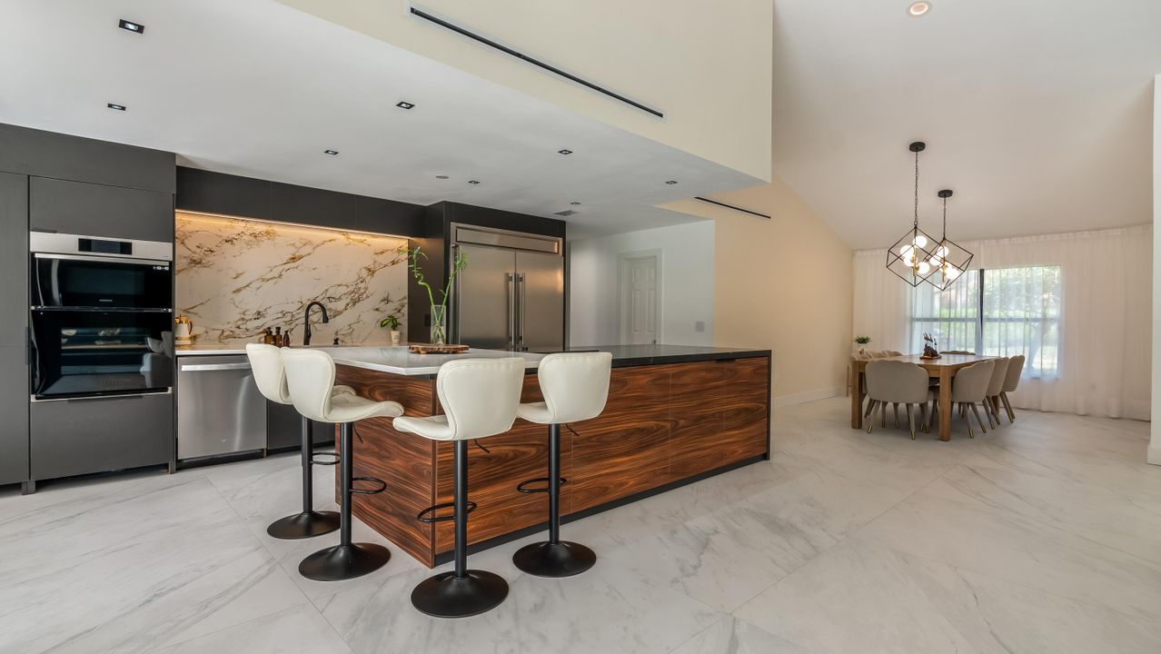 合同活跃: $1,000,000 (3 贝兹, 2 浴室, 2505 平方英尺)