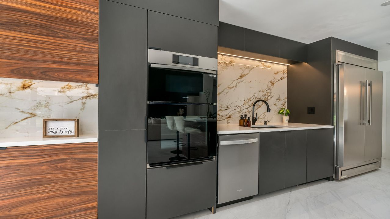 合同活跃: $1,000,000 (3 贝兹, 2 浴室, 2505 平方英尺)