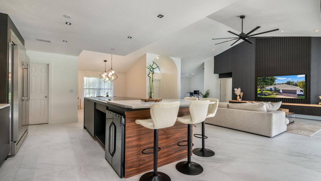 合同活跃: $1,000,000 (3 贝兹, 2 浴室, 2505 平方英尺)