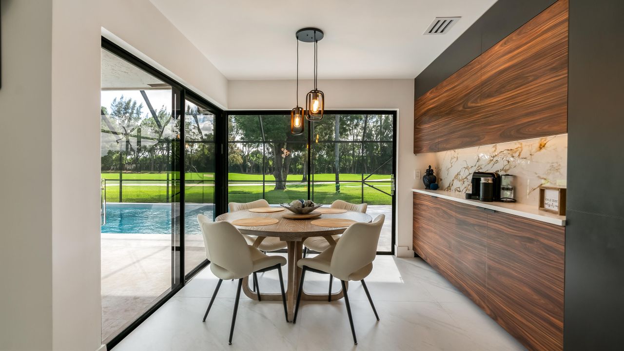 合同活跃: $1,000,000 (3 贝兹, 2 浴室, 2505 平方英尺)