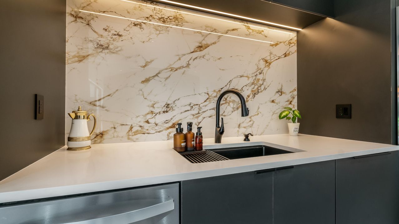 合同活跃: $1,000,000 (3 贝兹, 2 浴室, 2505 平方英尺)