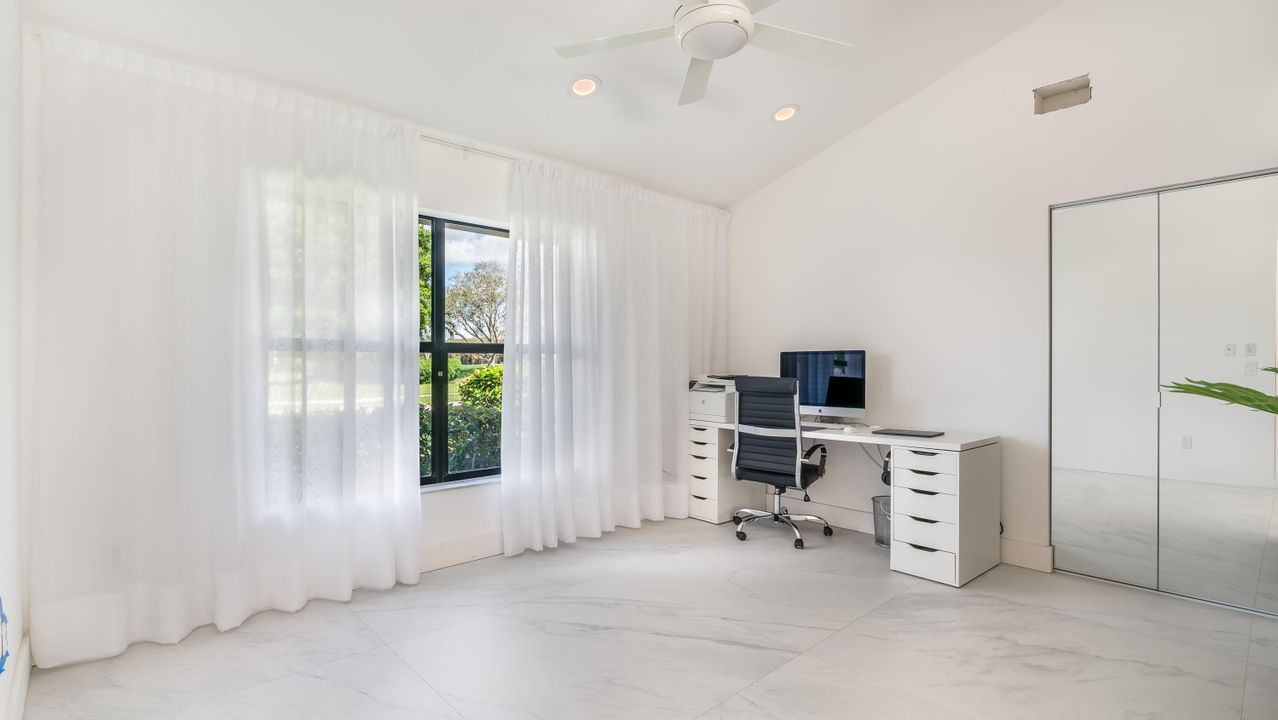 合同活跃: $1,000,000 (3 贝兹, 2 浴室, 2505 平方英尺)